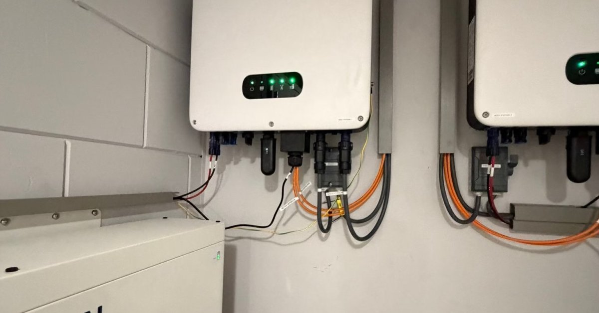Energieopslagkast met omvormers en aangesloten bekabeling in een technische ruimte